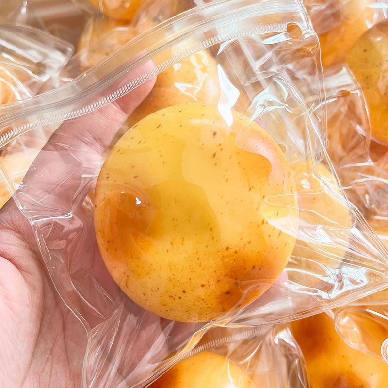 ジャガイモをつまむ