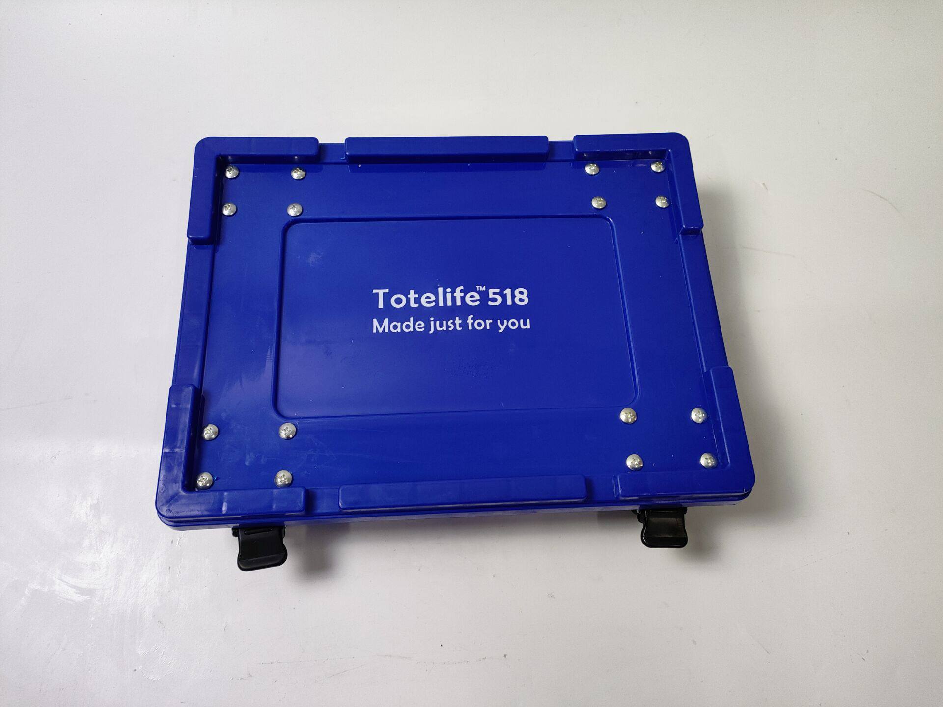 ディープシーブルーの個性的な車