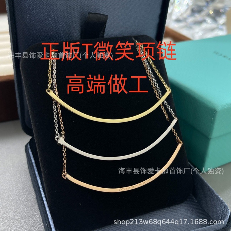 小さな笑顔のローズゴールドの光沢のある表面