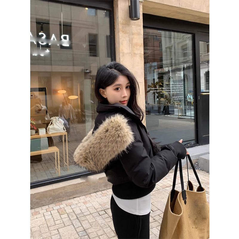 黒のダウンジャケット