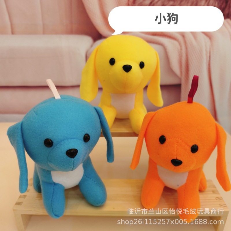 座っている小さな犬
