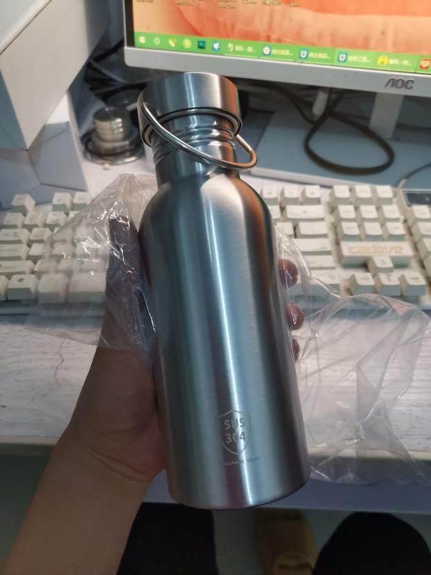 0.5リットルには約1キログラムが入ります。直径5CM、サイズ20X7CM。