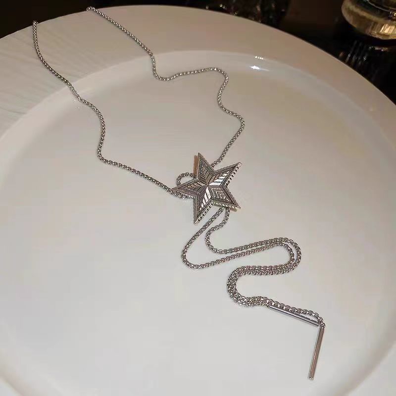 銀色の星のネックレス