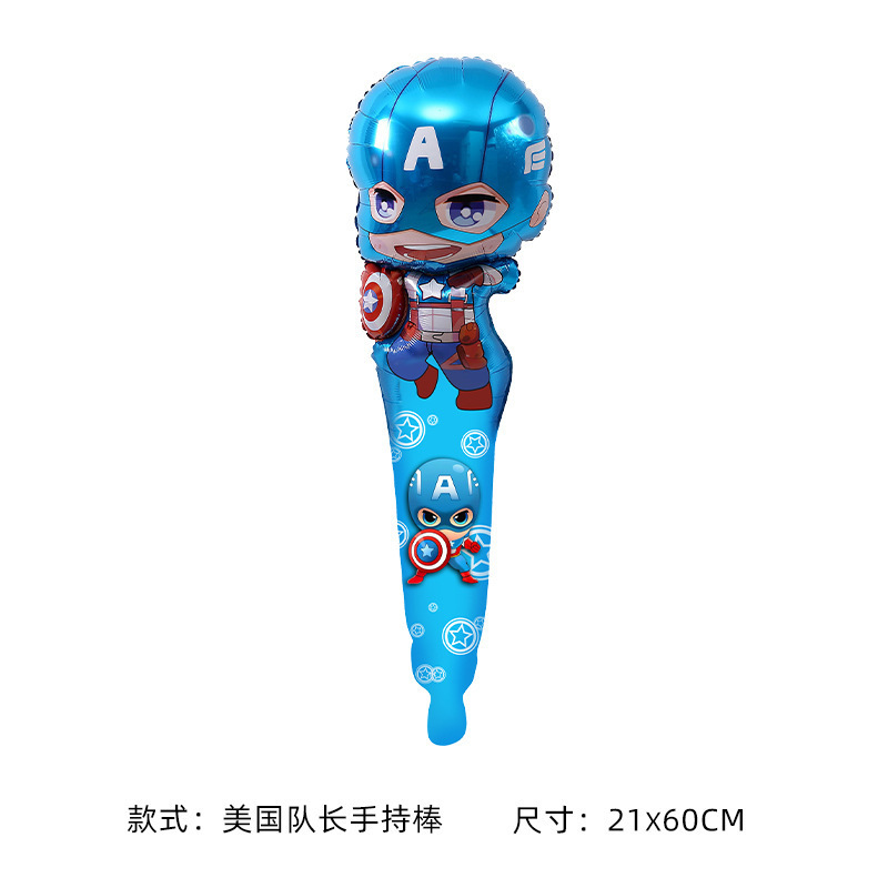 キャプテン・アメリカのスティックを持っている