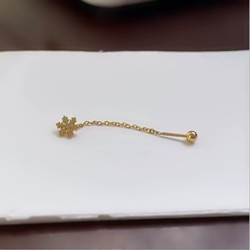 金色の光沢のある雪の結晶の耳ワイヤー