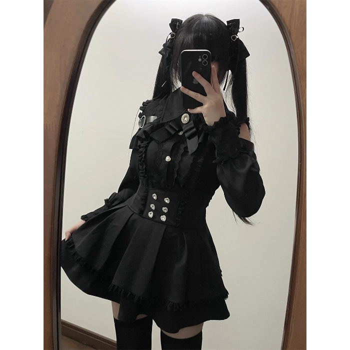 黒のシャツ+スカートスーツ