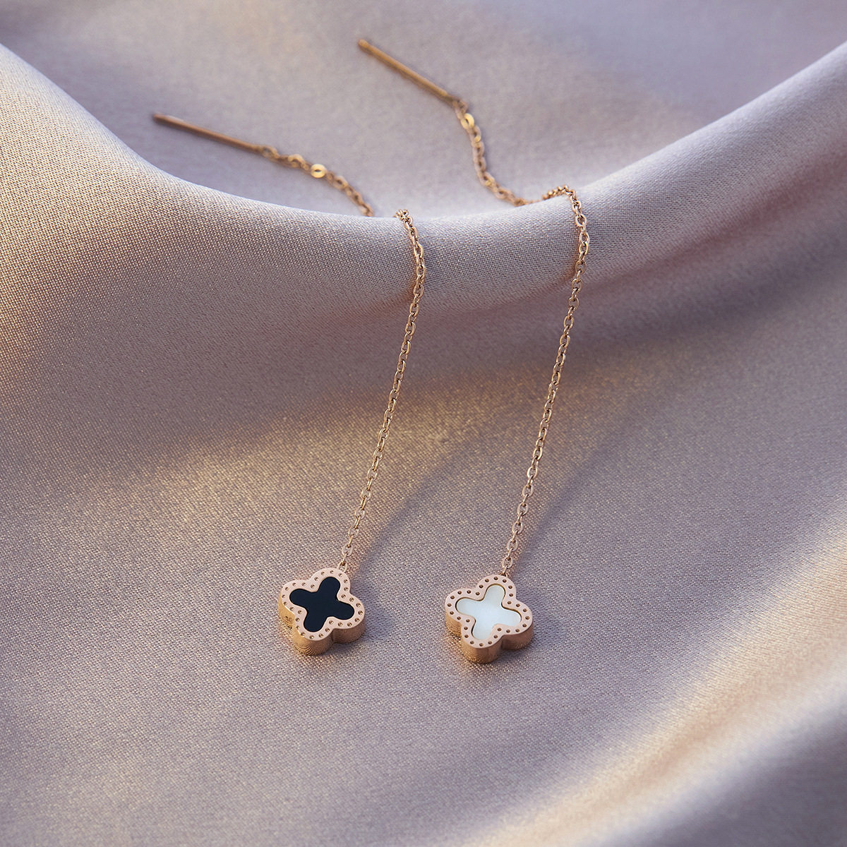 黒と白の両面四つ葉のクローバー ローズゴールド スタッド ピアス