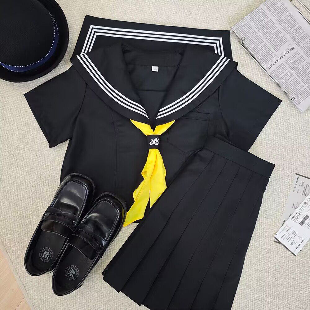 黒のスリーピース半袖 + 黒のスカート + 黄色の三角スカーフ + バックル