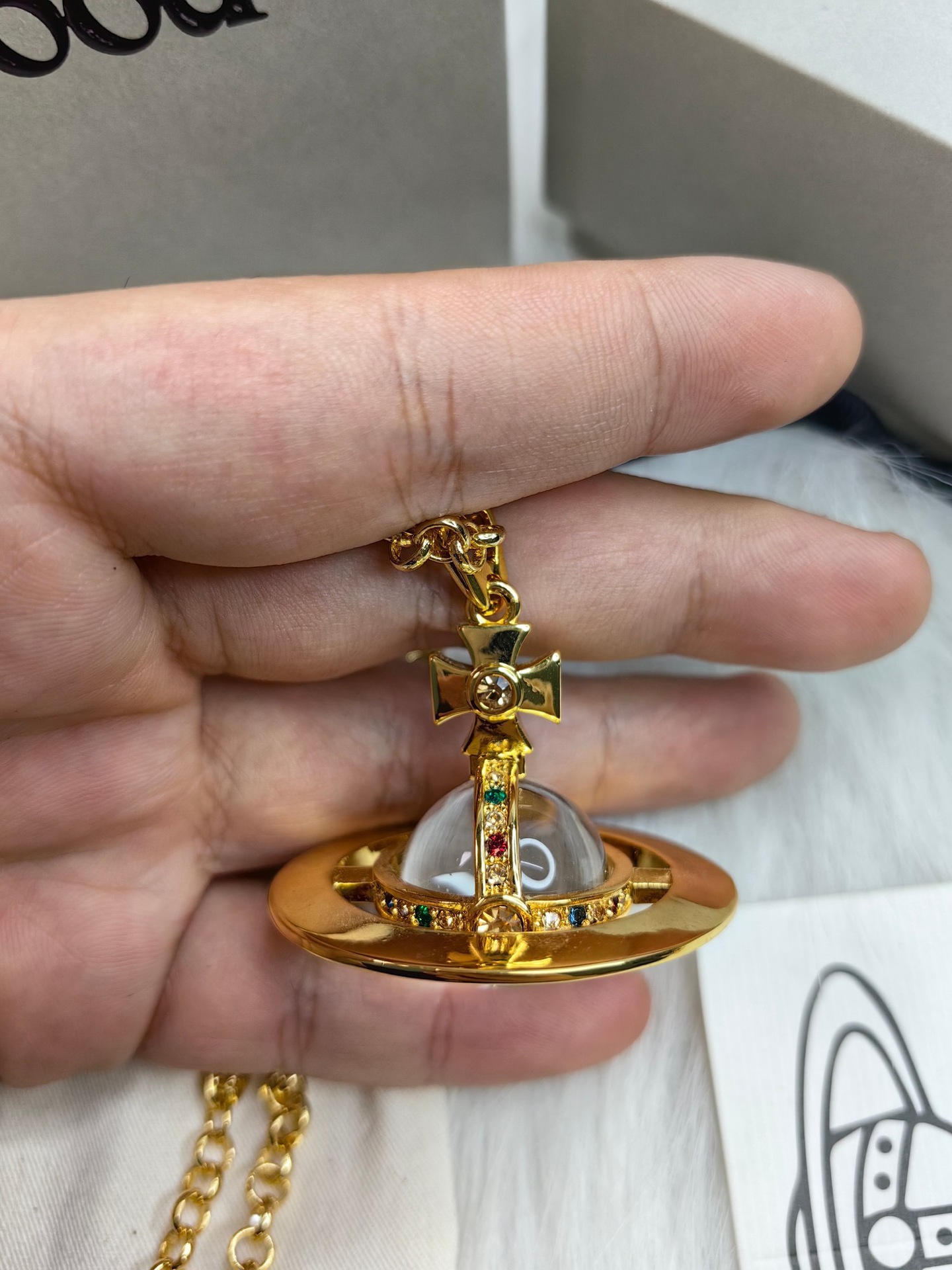 金色の白い水晶玉