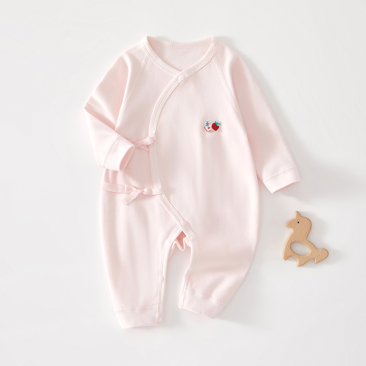 春と秋の蝶の服のピンクのリンゴ