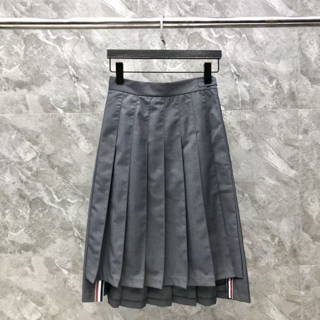 前が短く後ろが長いロングスカート グレー