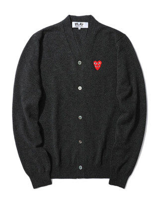 濃い灰色の重ね心vネック男性モデル