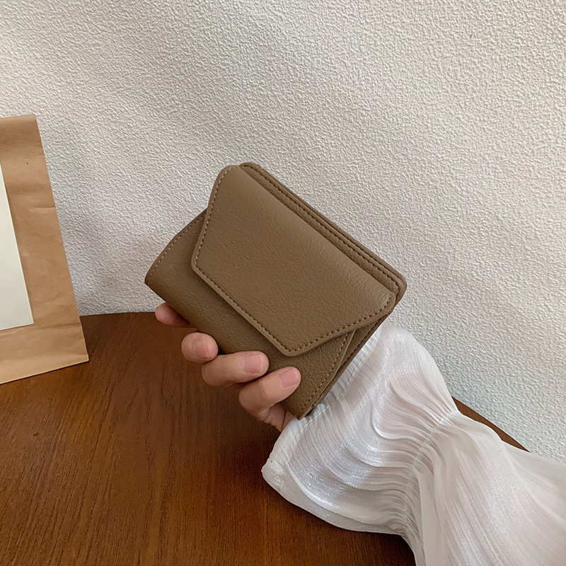 カーキ