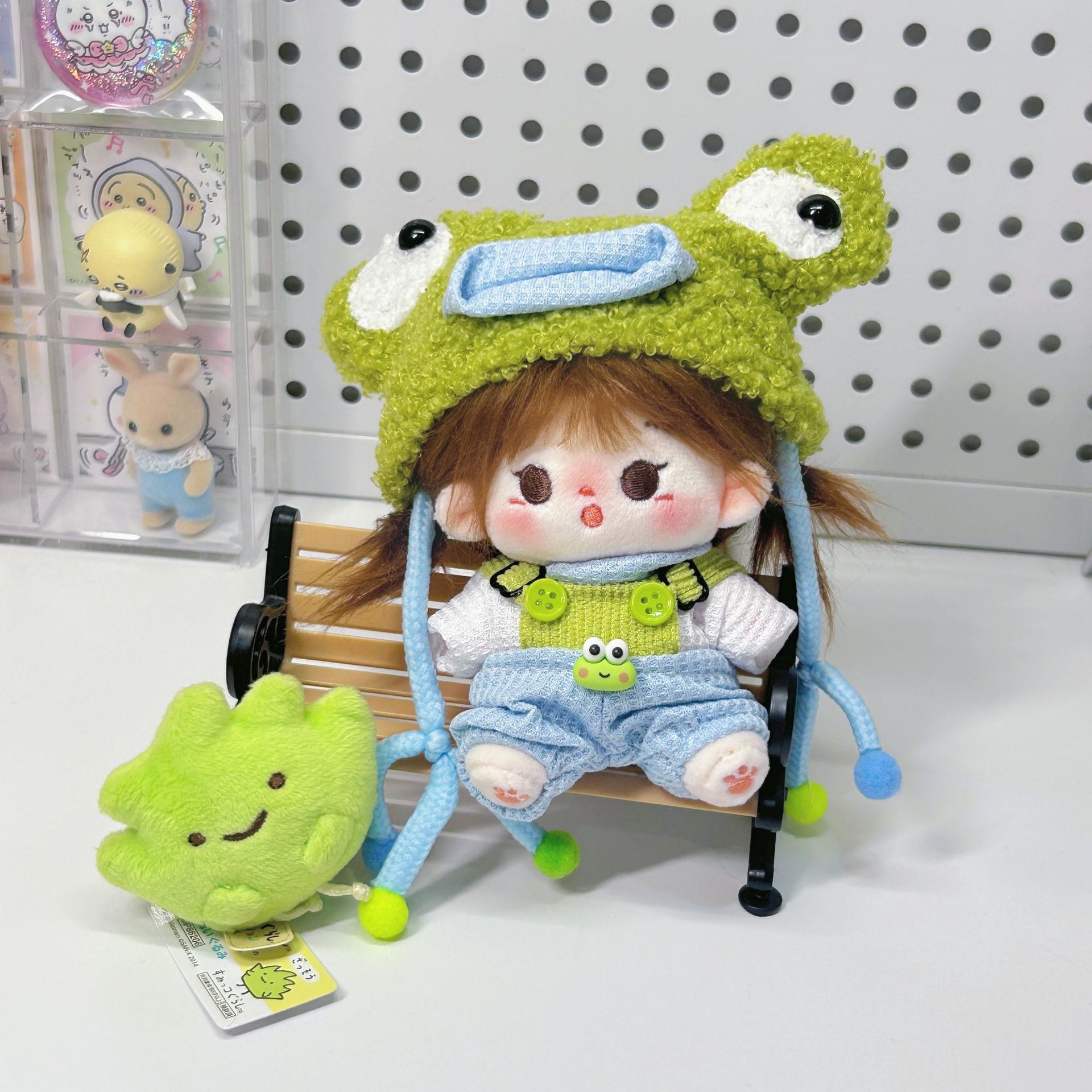 10cmの小さなカエル（帽子+服+オーバーオール）