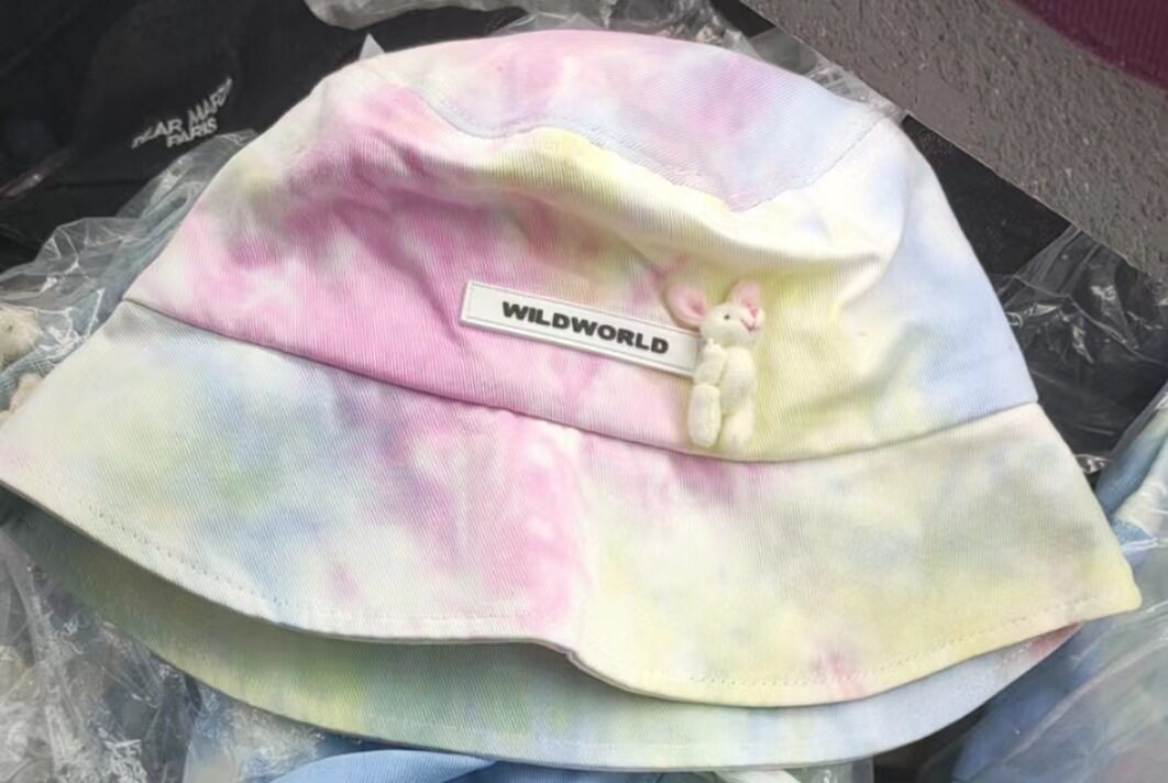 黄色とピンクのウサギ