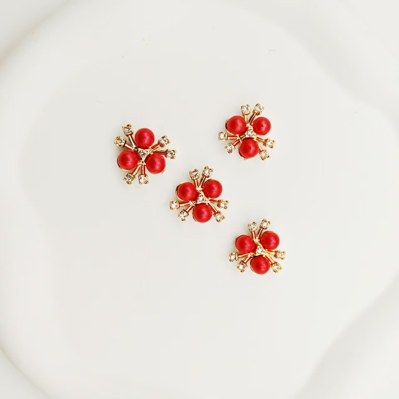 赤いハイライトの小さな真珠