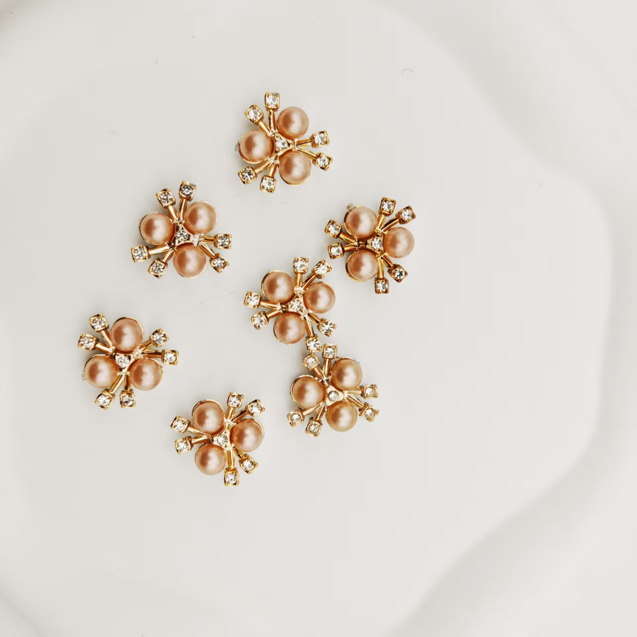 シャンパンカラーの普通の小粒パール