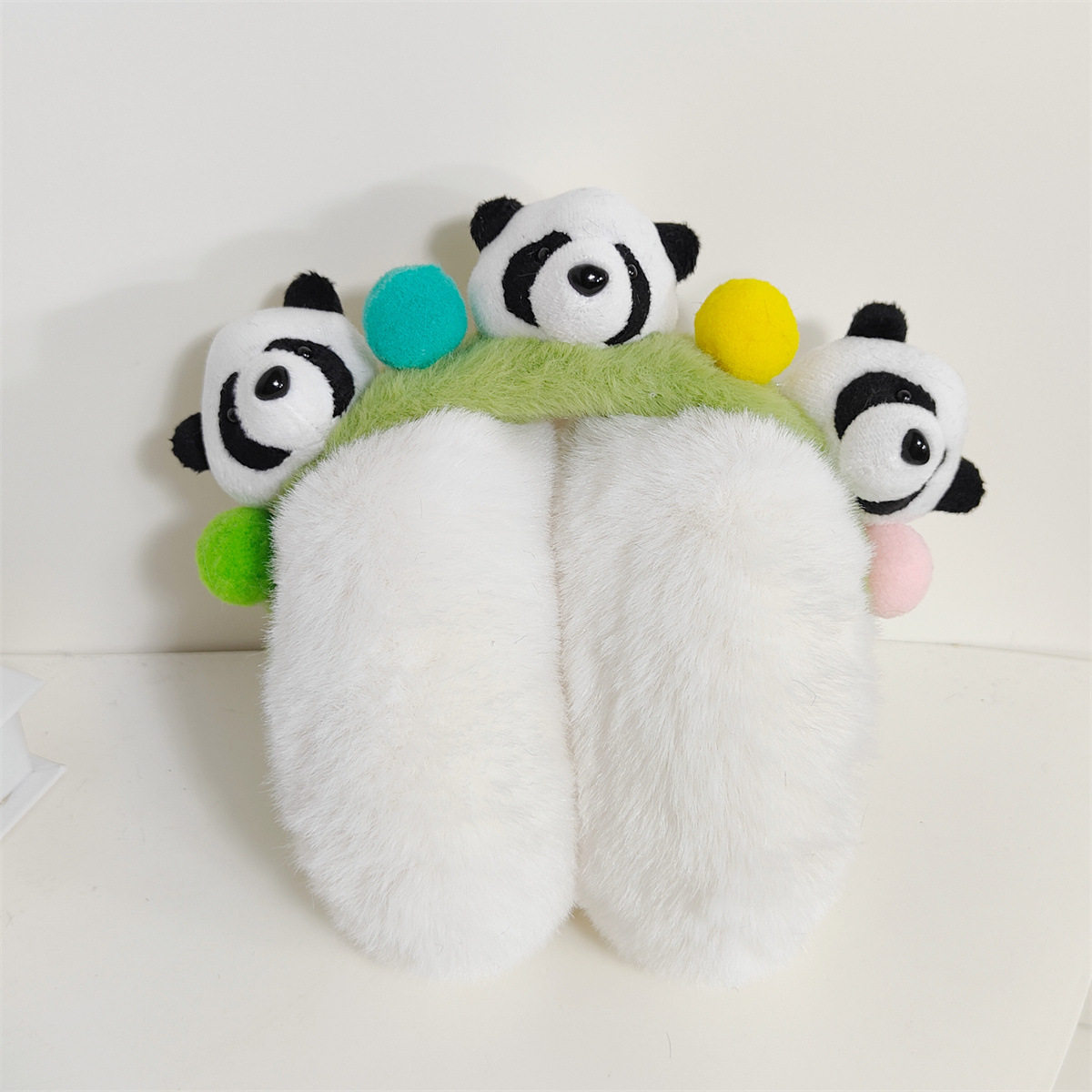 カラフルなボールパンダヘッド