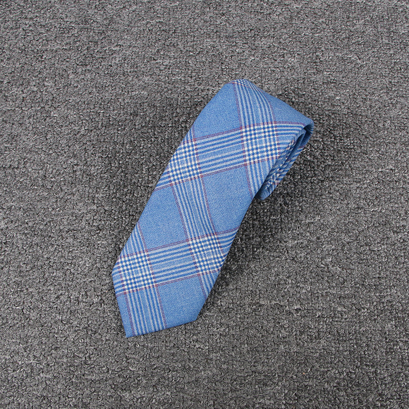 浅い水の中の赤いチェック柄のネクタイ (707003-423-D)