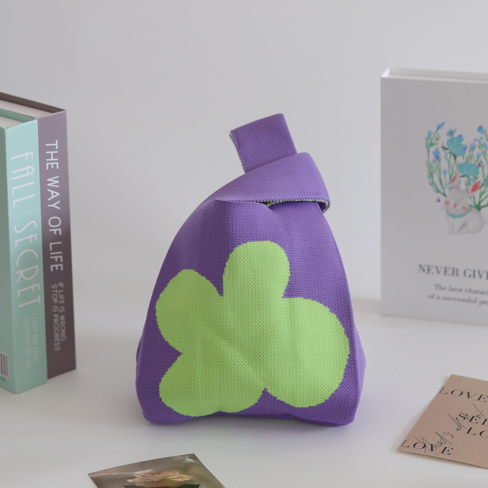 青の背景に蛍光緑の花