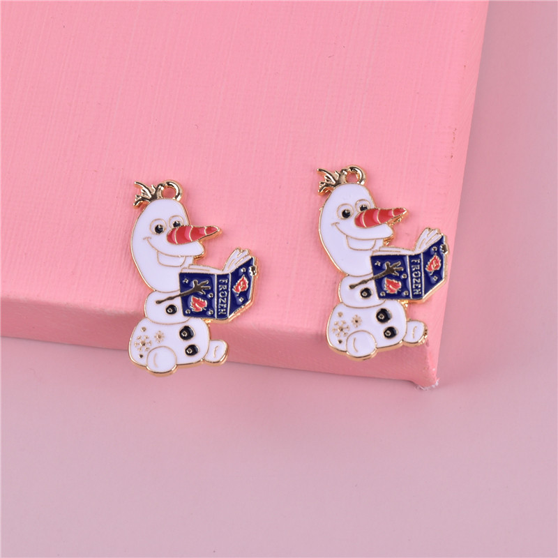 雪宝が本を読む