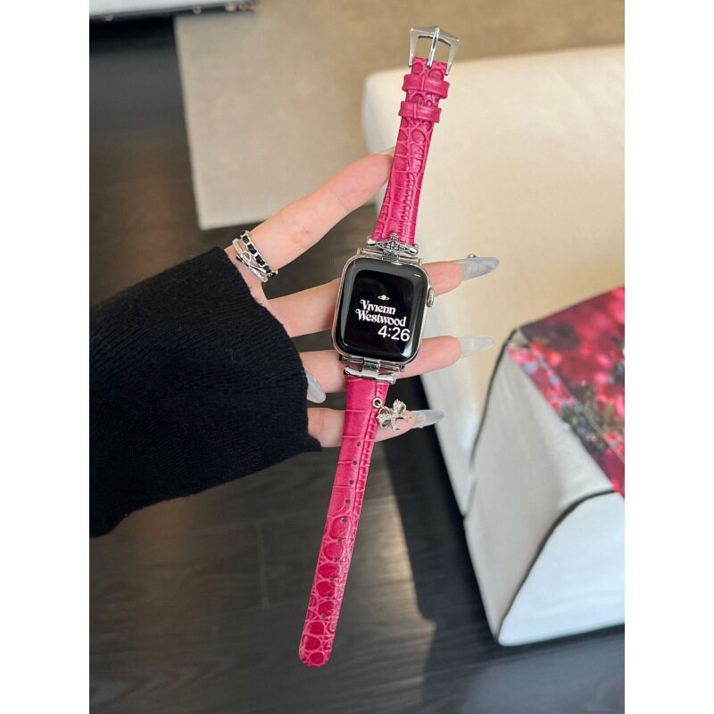 バラの赤い銀のボタン