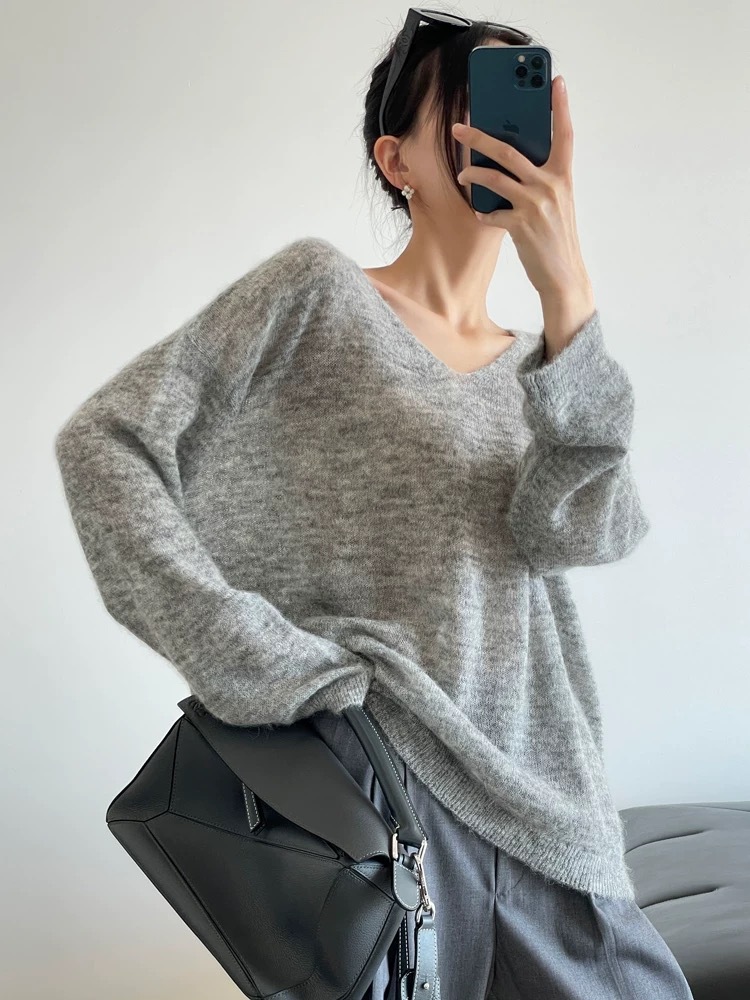 ダークグレーのVネック