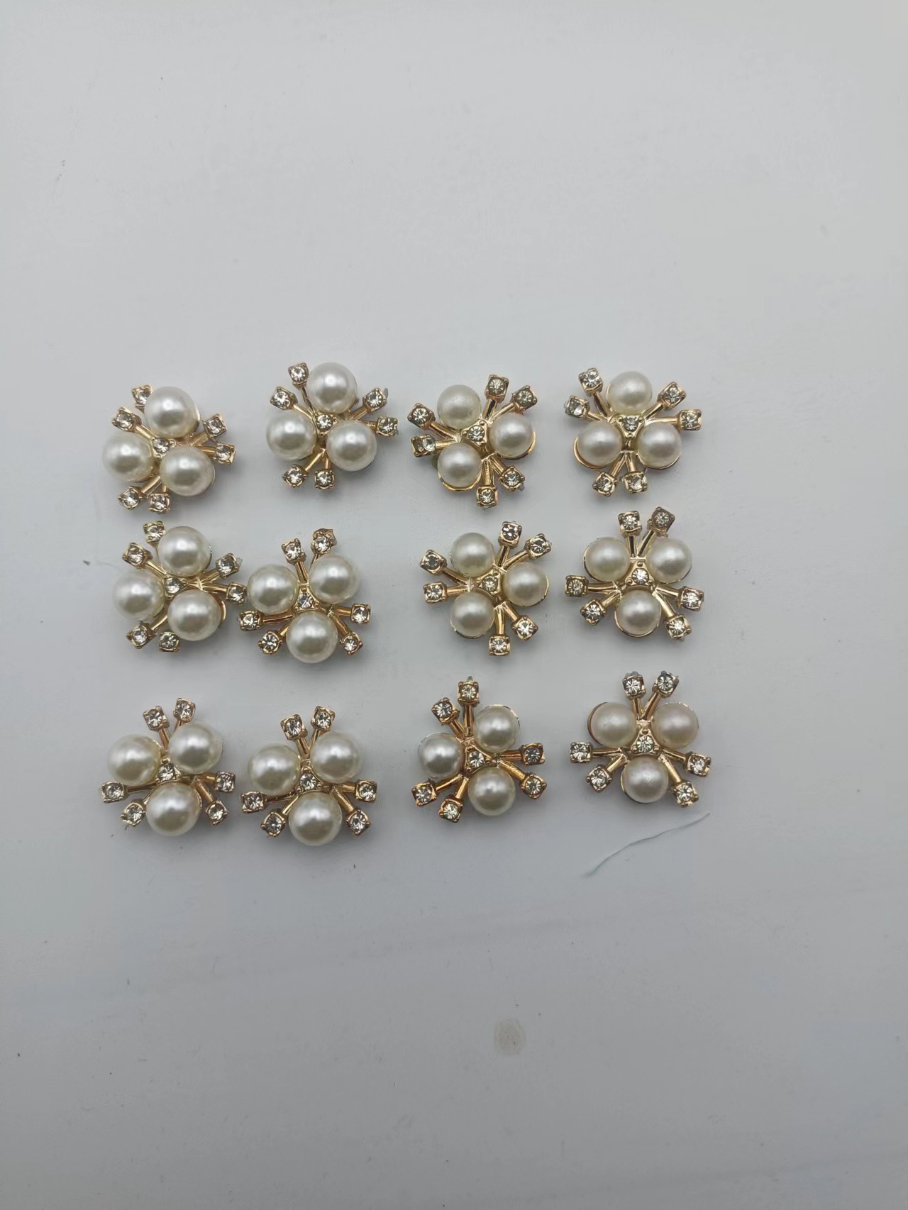 金色の白いドリルの明るい真珠