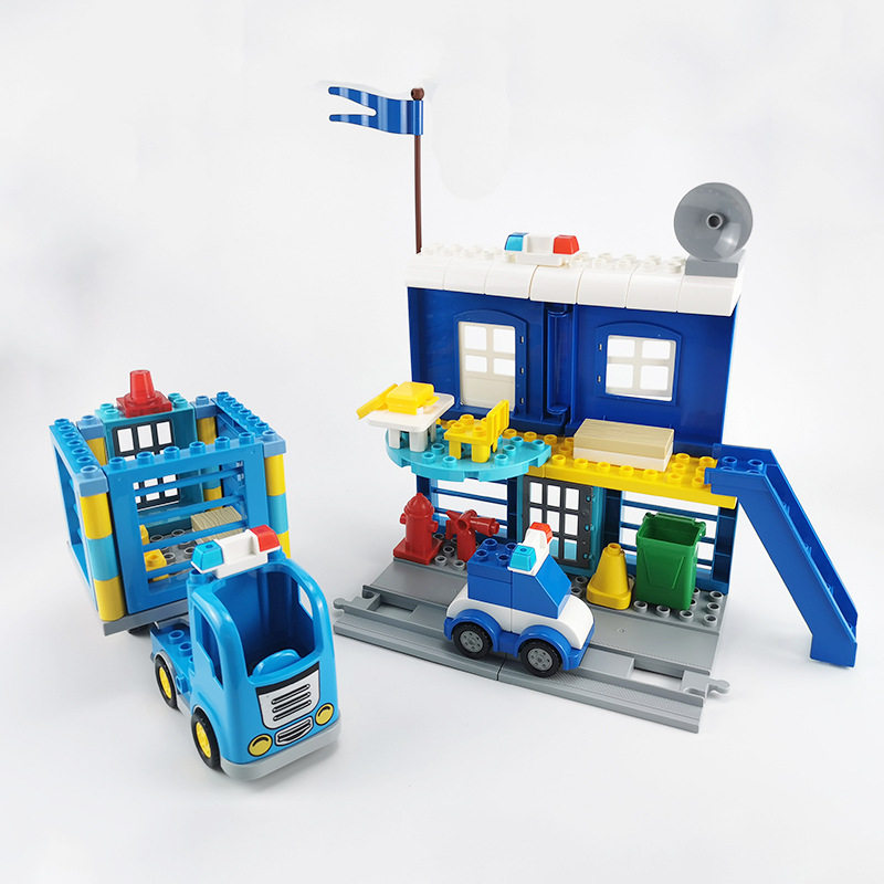 鉄道警察本部＋小型パトカー＋囚人輸送車1号（パトランプの種類はランダム）