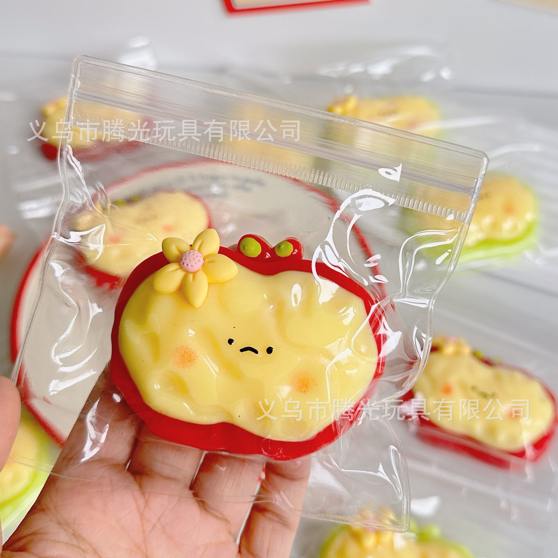 クリーム色の赤いリンゴ