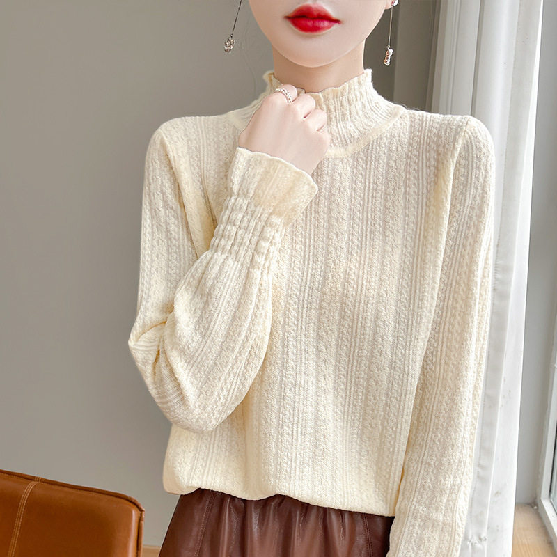 ベージュのボトムシャツ