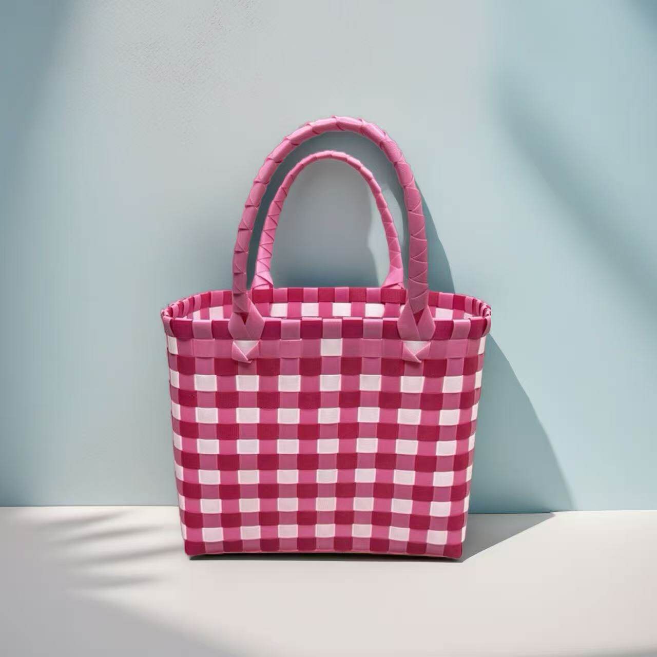 濃いピンクと白の配色