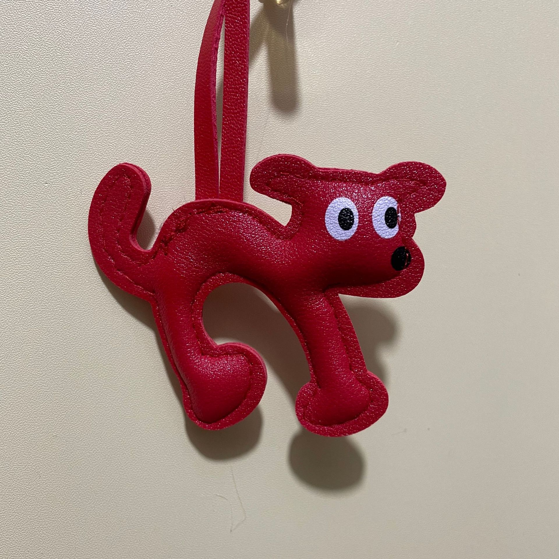 【赤】大きな目のアーチ型の犬