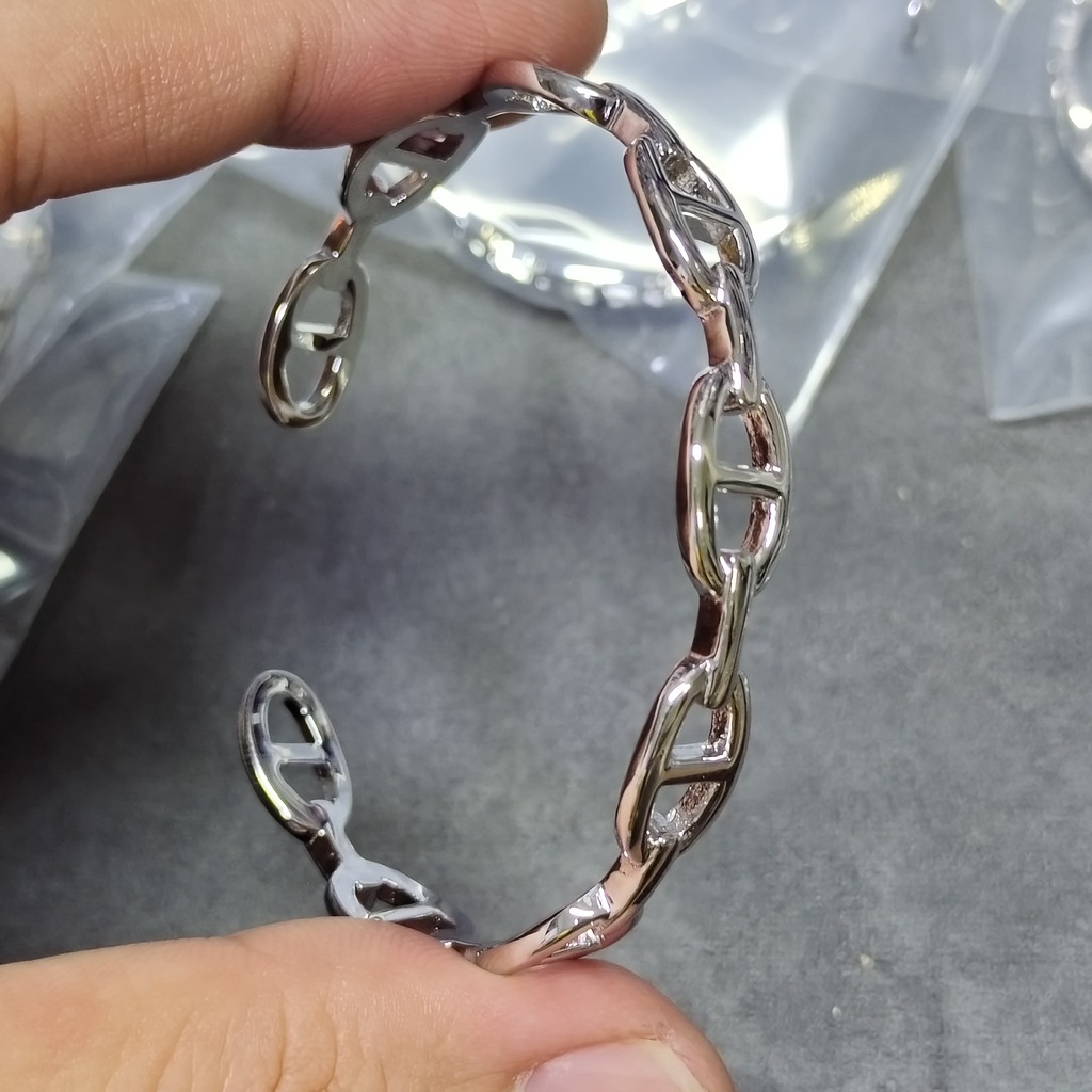 ホワイトゴールドの光沢のある豚鼻ブレスレット