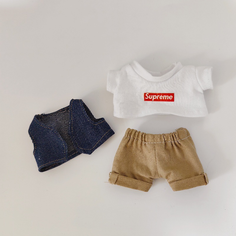 白と赤のT+カーキパンツ+デニムジャケット