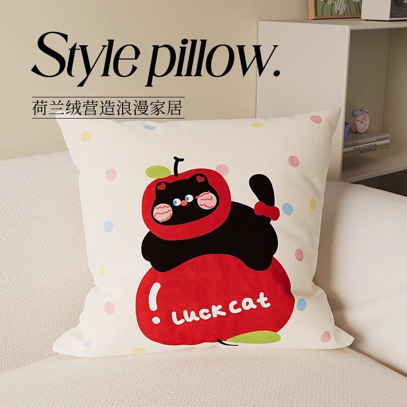 リンゴのフードをかぶった猫