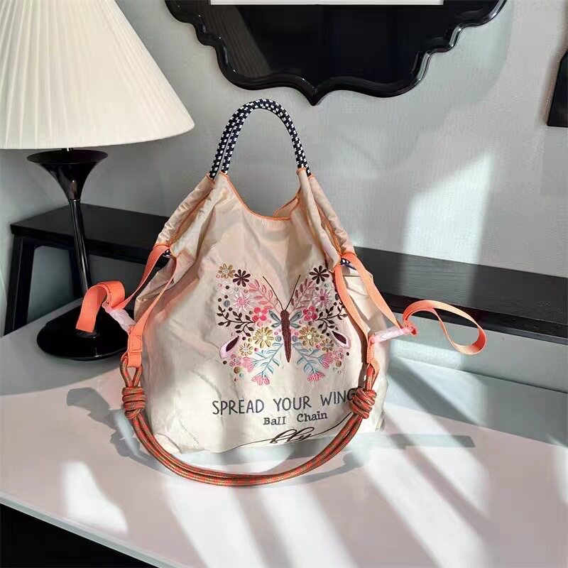 カーキ色の蝶の花