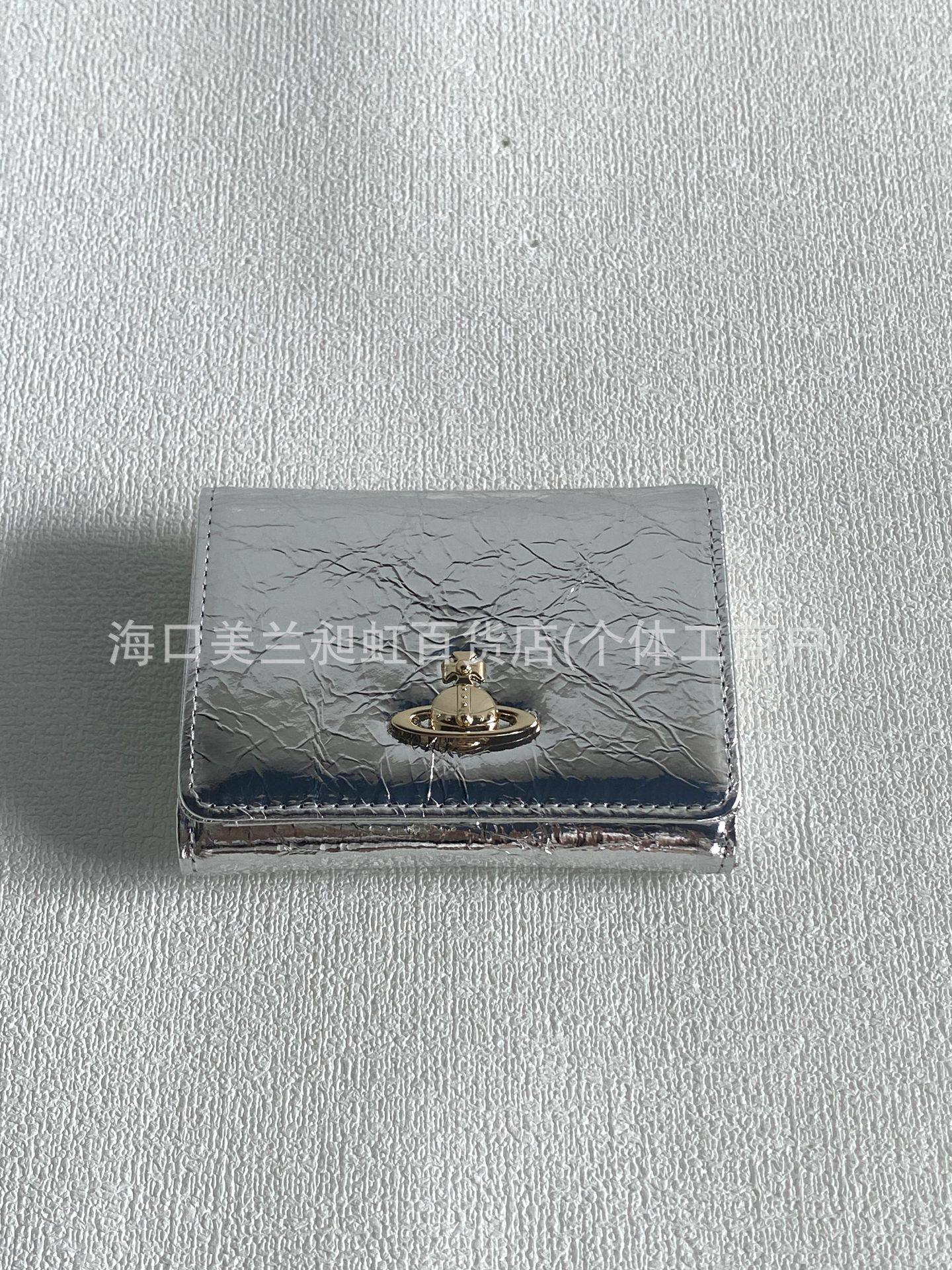 シルバーのひび割れ模様ウォレット