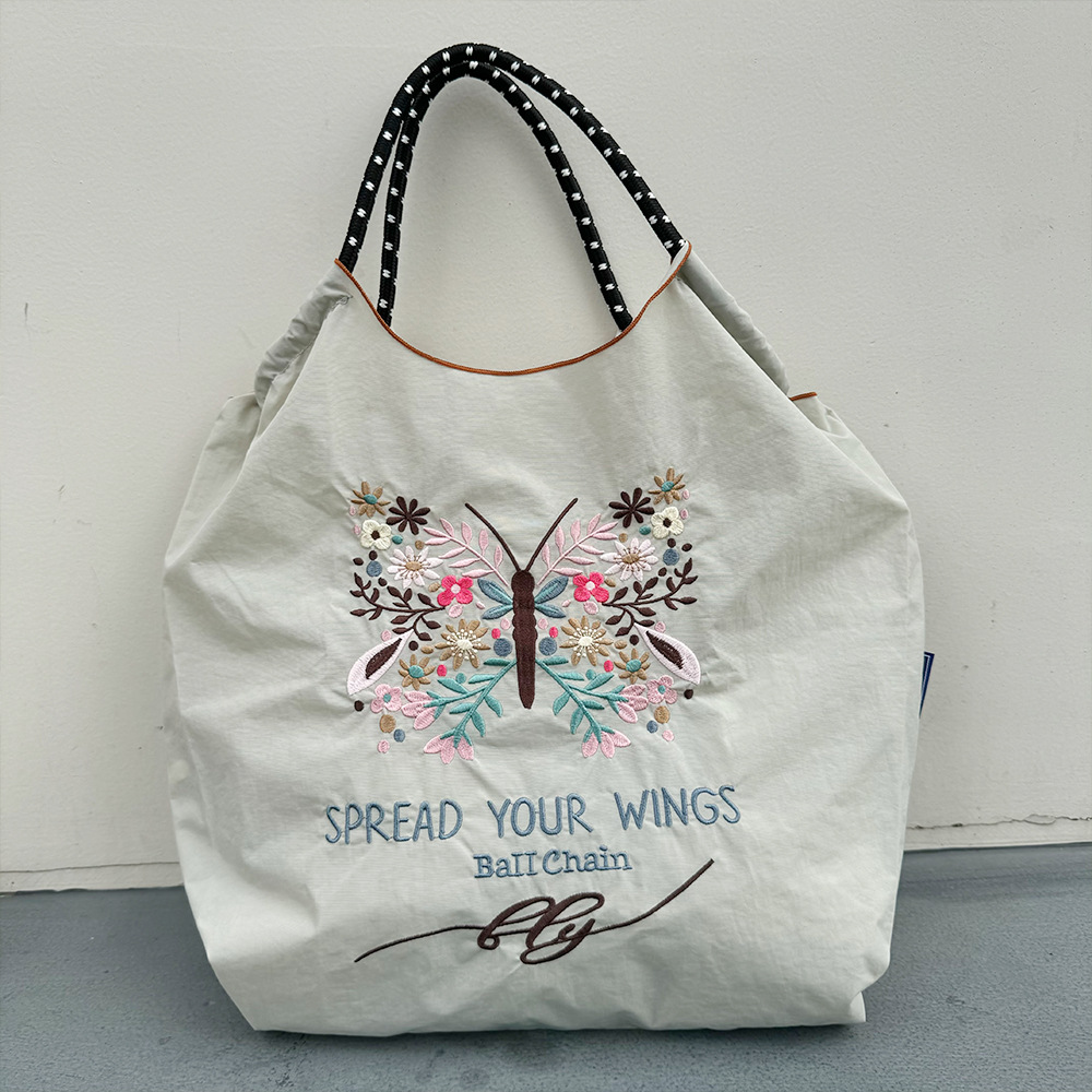 ライトグレーの蝶の植物