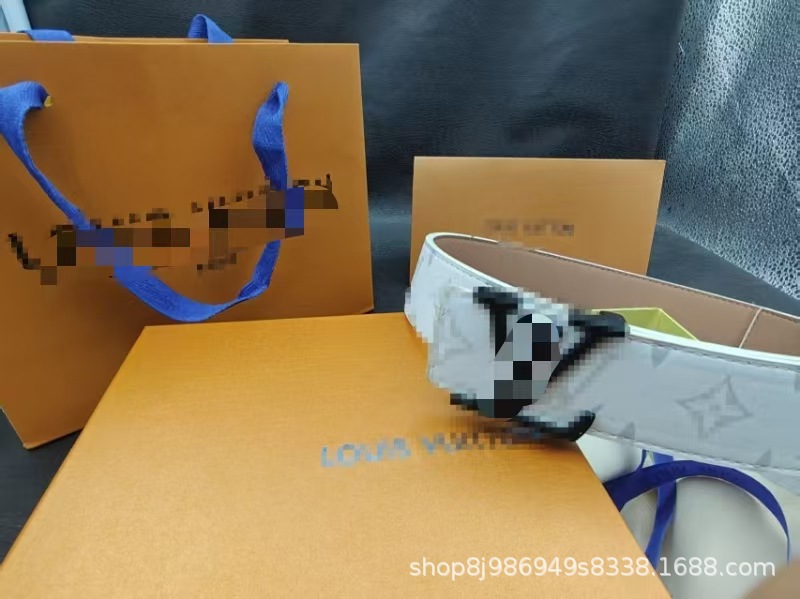 白い花と黒いボタン