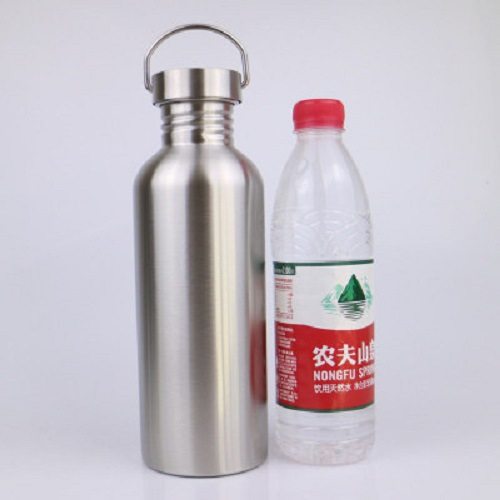 1リットルには約2キログラムが入ります。直径5CM、サイズ24X8CM。