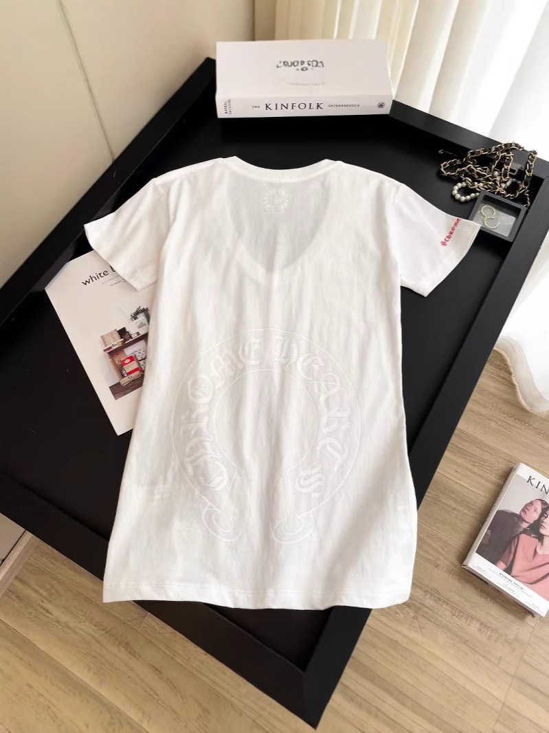 レッドスクロールVネックTシャツ ホワイト