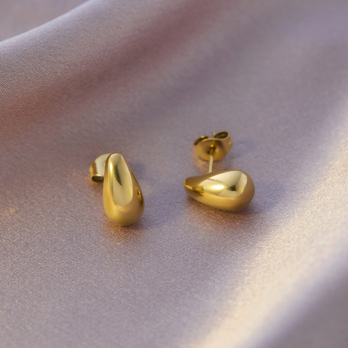 ウォータードロップスモールイヤリング