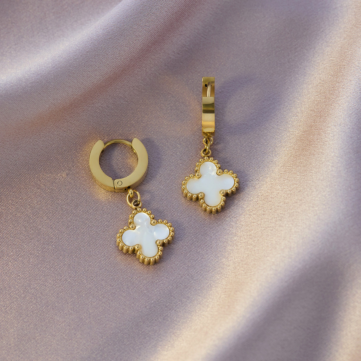 四つ葉のクローバーの白いイヤリング