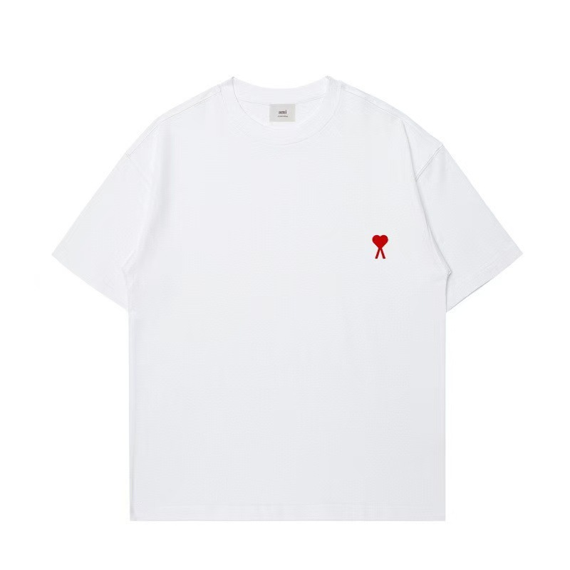 白いTシャツに赤いハートの刺繍が入っています