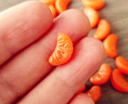 小さな赤いみかん