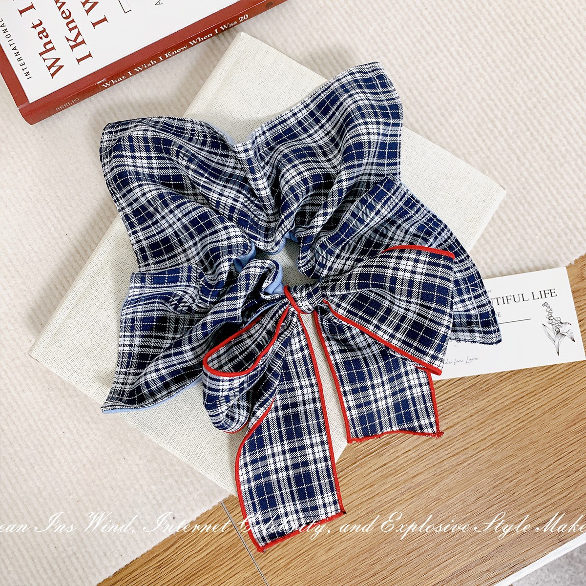 大きなリボン付きスクエアスカーフ