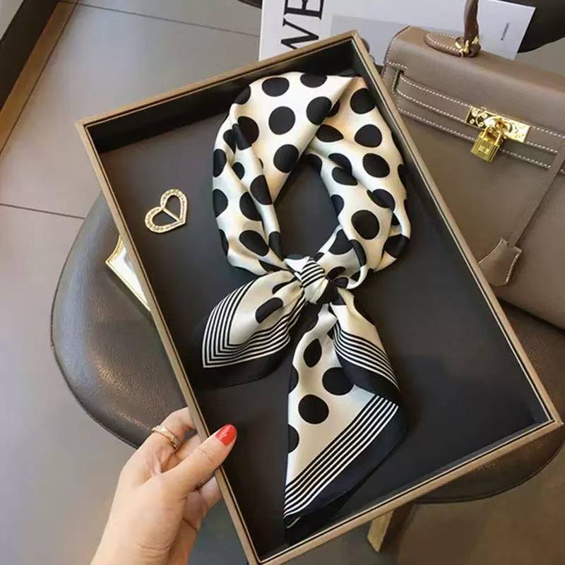 白い背景の水玉模様