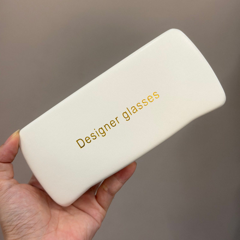 大きな白い革の箱