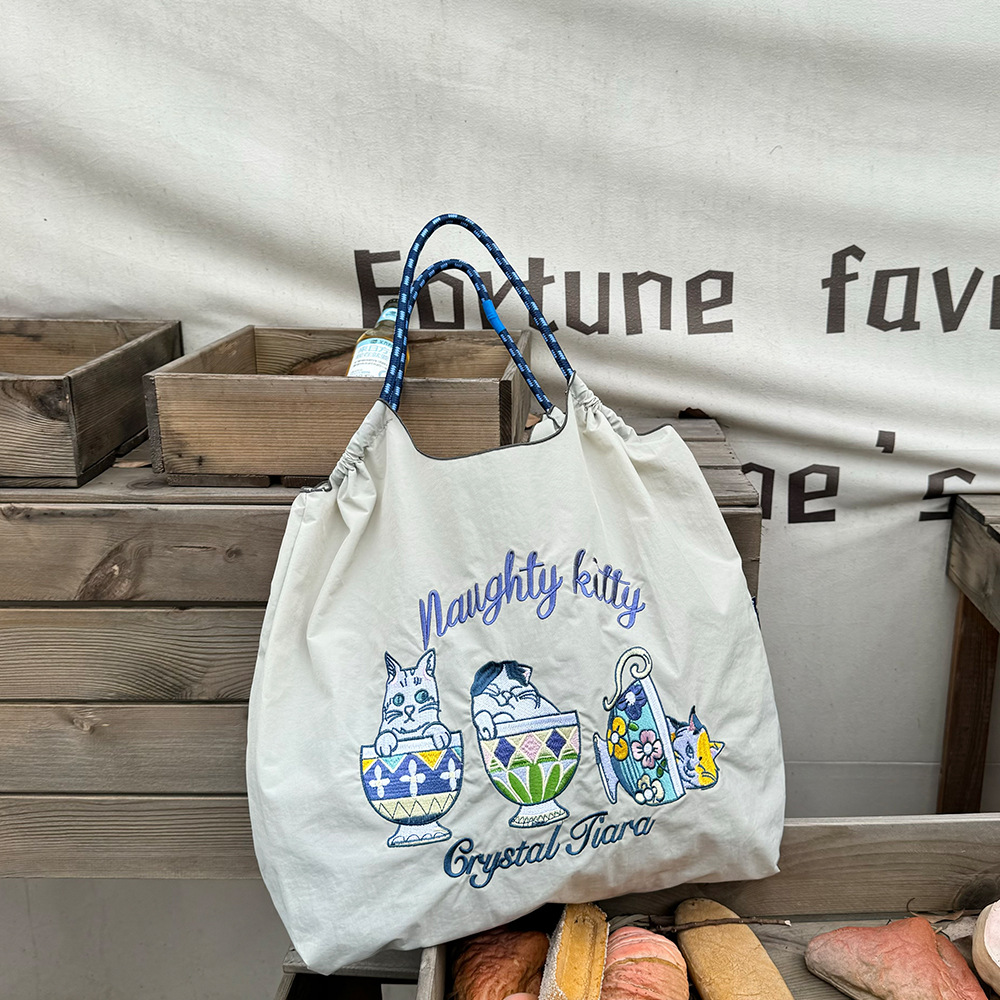 ライトグレーのティーカップ猫